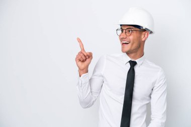 Miğferli ve elinde beyaz arka planda izole edilmiş planları olan genç bir beyaz mimar, çözümü bir parmağını kaldırarak bulmayı umuyor.