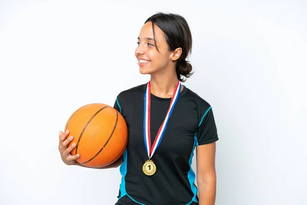 Young Basketball Player Woman Isolated White Background Looking Side — Zdjęcie stockowe