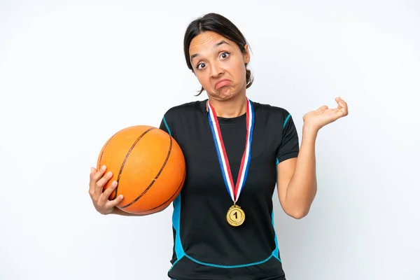 Young Basketball Player Woman Isolated White Background Having Doubts While — Zdjęcie stockowe