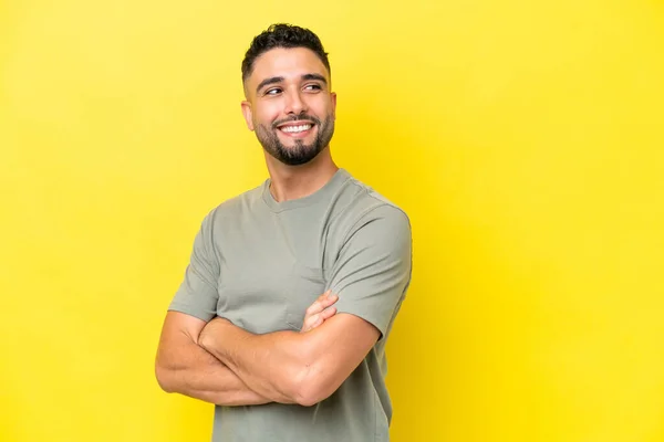 Young Arab Handsome Man Isolated Yellow Background Arms Crossed Happy — Foto de Stock