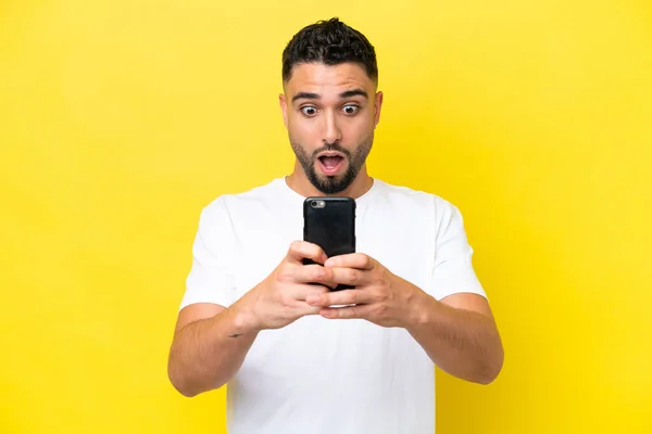 Mladý Arab Hezký Muž Izolovaný Žlutém Pozadí Při Pohledu Kamery — Stock fotografie