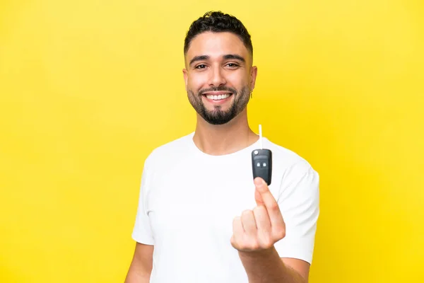 Young Arab Man Holding Car Keys Isolated Yellow Background Happy — Stock fotografie