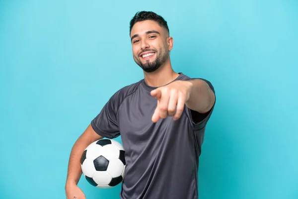 Young Arab Handsome Man Isolated Blue Background Soccer Ball Pointing — Zdjęcie stockowe