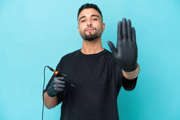 Tattooist Arab Man Isolated Blue Background Making Stop Gesture —  Fotos de Stock