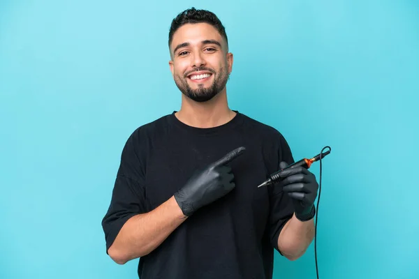 Tattooist Arab Man Isolated Blue Background Pointing Side Present Product — 스톡 사진