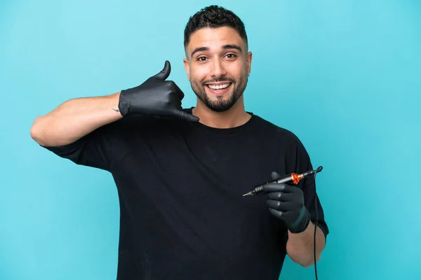 Tattooist Arab Man Isolated Blue Background Making Phone Gesture Call — 스톡 사진