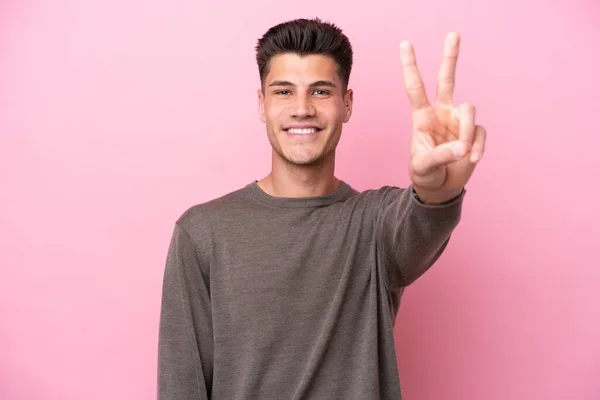 Jonge Blanke Man Geïsoleerd Roze Achtergrond Glimlachen Tonen Overwinning Teken — Stockfoto