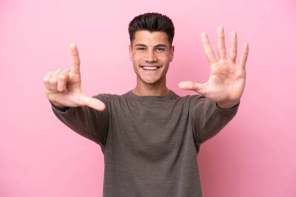 Jonge Kaukasische Man Geïsoleerd Roze Achtergrond Tellen Zeven Met Vingers — Stockfoto