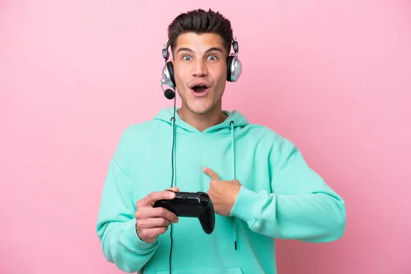 Junge Hübsche Kaukasische Mann Spielt Mit Einem Videospiel Controller Isoliert — Stockfoto