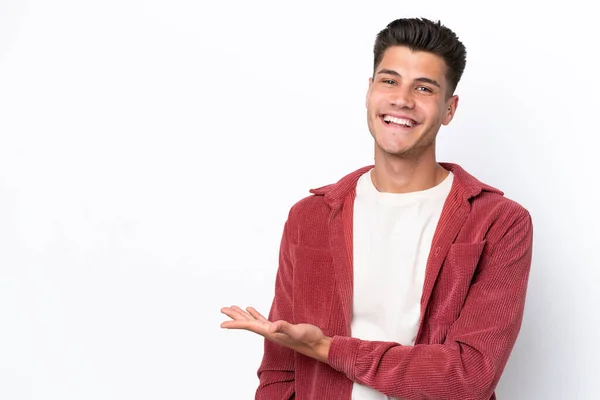 Joven Hombre Caucásico Aislado Sobre Fondo Blanco Presentando Una Idea — Foto de Stock