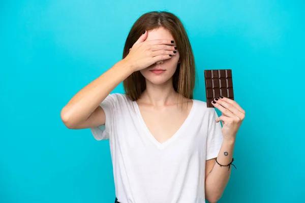 Young English Woman Chocolat Isolated Blue Background Covering Eyes Hands — Stock fotografie