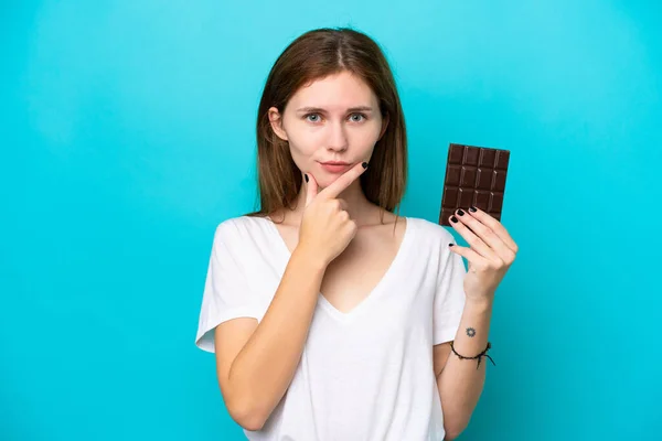 Young English Woman Chocolat Isolated Blue Background Thinking — Stock fotografie