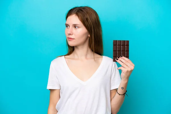 Young English Woman Chocolat Isolated Blue Background Looking Side — Stock fotografie