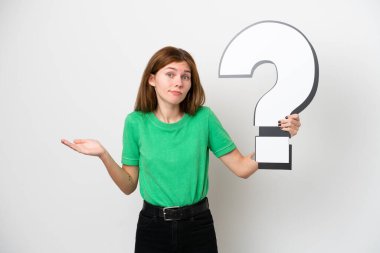 Beyaz arka planda izole edilmiş genç bir İngiliz kadının elinde soru işareti simgesi var ve şüpheleri var.