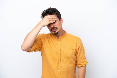 Bıyıklı genç adam beyaz arka planda baş ağrısı ile izole edildi.