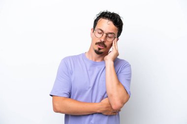Bıyıklı genç adam beyaz arka planda baş ağrısı ile izole edildi.