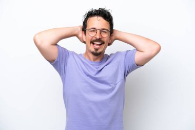 Bıyıklı genç adam beyaz arka planda izole edilmiş gülüyor.
