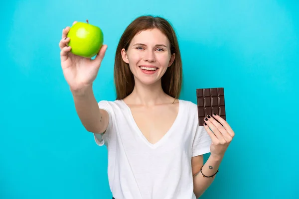 Mladá Anglická Žena Izolované Modrém Pozadí Přičemž Čokoládovou Tabletu Jedné — Stock fotografie
