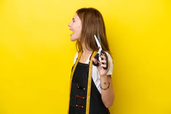 Young Seamstress English Woman Isolated Yellow Background Laughing Lateral Position — ストック写真