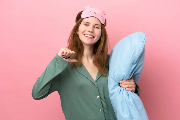 Young English Woman Pajamas Isolated Pink Background Pajamas Proud Self — Stock fotografie