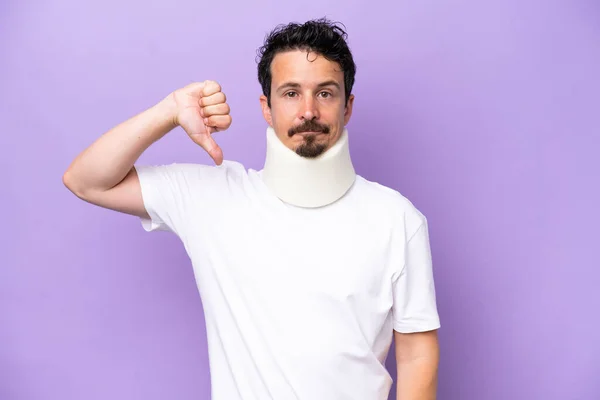 Joven Hombre Caucásico Con Corsé Cuello Aislado Sobre Fondo Púrpura —  Fotos de Stock