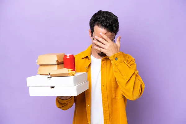 Young Caucasian Man Holding Fast Food Isolated Purple Background Tired — Stock fotografie