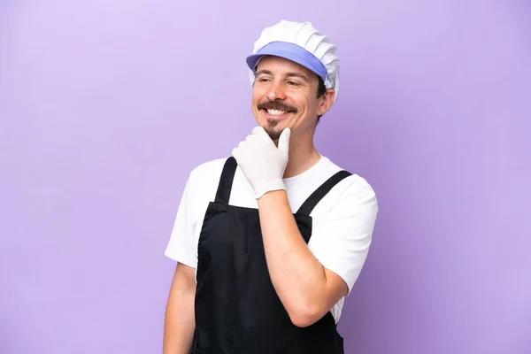 Fishmonger Man Wearing Apron Isolated Purple Background Looking Side Smiling — Zdjęcie stockowe