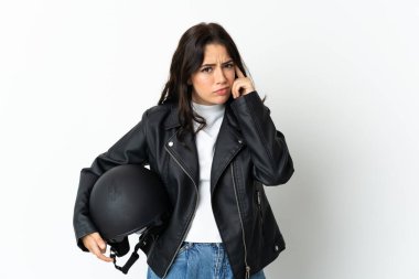 Motosiklet kaskı tutan kadın beyaz arka planda izole edilmiş bir fikir düşünüyor.