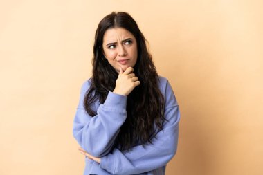 Tecrit edilmiş geçmişi olan beyaz bir kadın. Şüpheleri var.