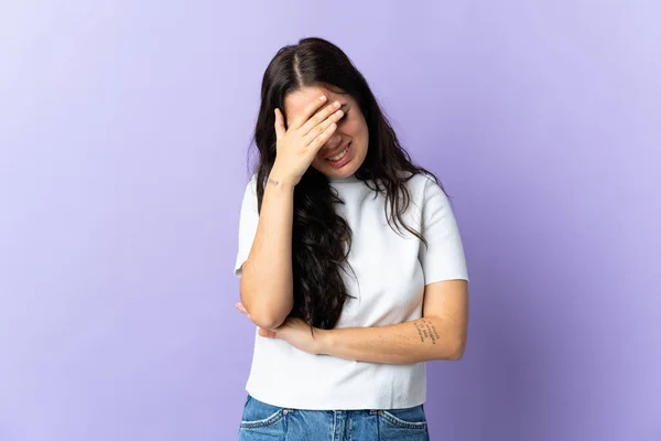 Mujer Joven Caucásica Aislada Sobre Fondo Púrpura Con Dolor Cabeza —  Fotos de Stock