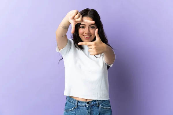 Ung Kaukasisk Kvinna Isolerad Lila Bakgrund Med Fokus Ansikte Ramsymbol — Stockfoto