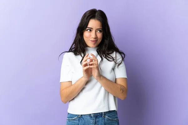 Joven Mujer Caucásica Aislada Sobre Fondo Púrpura Maquinando Algo — Foto de Stock