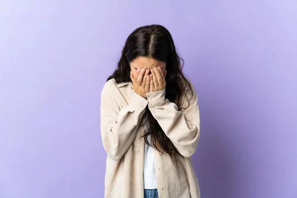 Mujer Joven Caucásica Aislada Sobre Fondo Púrpura Con Expresión Cansada —  Fotos de Stock
