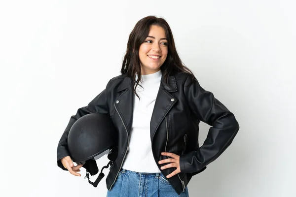 尻と笑顔で腕を振りかけ白い背景に隔離されたオートバイのヘルメットを持っている女性 — ストック写真