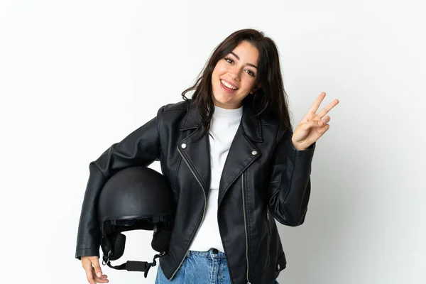 白い背景の笑顔と勝利の兆候を示す上で隔離されたオートバイのヘルメットを保持女性 — ストック写真