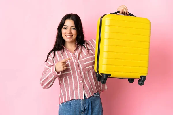 Young Caucasian Woman Isolated Pink Background Vacation Travel Suitcase — Stock Photo, Image