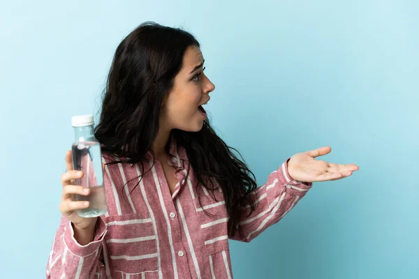 Wanita Muda Dengan Air Terisolasi Latar Belakang Biru Dengan Ekspresi — Stok Foto