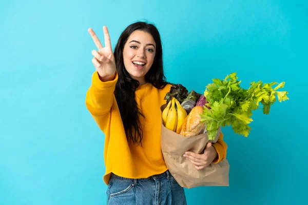 Mujer Joven Sosteniendo Una Bolsa Compra Comestibles Aislado Sobre Fondo — Foto de Stock