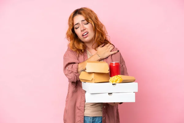 Giovane Donna Caucasica Possesso Fast Food Isolato Sfondo Rosa Che — Foto Stock