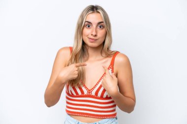 Beyaz arka planda izole edilmiş genç beyaz kadın kendini işaret ediyor.