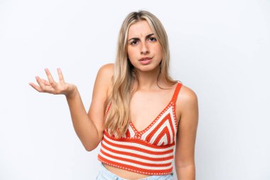 Beyaz arka planda izole edilmiş beyaz bir kadın şüpheli hareketler yapıyor.