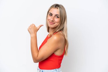 Beyaz arka planda soyutlanmış, gururlu ve kendini beğenmiş beyaz bir kadın.