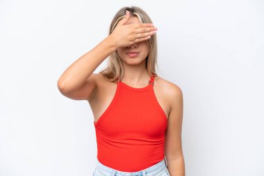 Beyaz arka planda izole edilmiş beyaz tenli genç bir kadın gözlerini elleriyle kapatıyor. Bir şey görmek istemiyorum.