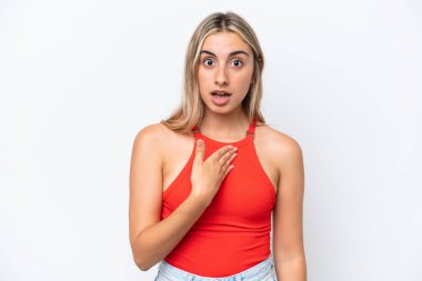 Beyaz arka planda izole edilmiş genç beyaz kadın kendini işaret ediyor.