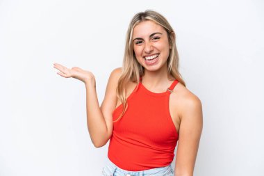 Beyaz arka planda izole edilmiş genç beyaz kadın bir ilan vermek için avucunun içinde hayali bir fotokopi makinesi tutuyor.