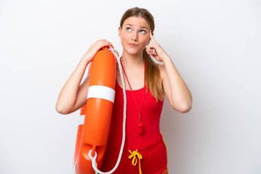 Beyaz arka planda, cankurtaran teçhizatıyla izole edilmiş genç beyaz bir kadın ve kafa karıştırıcı yüz ifadesi ile ilgili şüpheleri var.