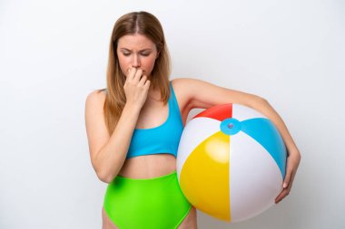 Tatillerde plaj topu tutan genç bir kadın beyaz arka planda izole edilmiş şüpheleri var.