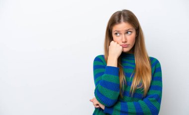 Beyaz arka planda soyutlanmış, yorgun ve sıkılmış bir ifadeyle genç beyaz bir kadın.