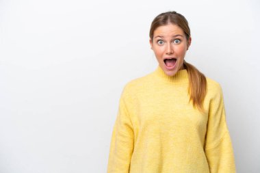 Beyaz arka planda yüzü sürpriz bir ifadeyle izole edilmiş beyaz bir kadın.