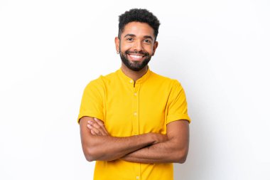 Beyaz arka planda izole genç Brezilyalı adam kollarını ön cephede çapraz tutuyor.